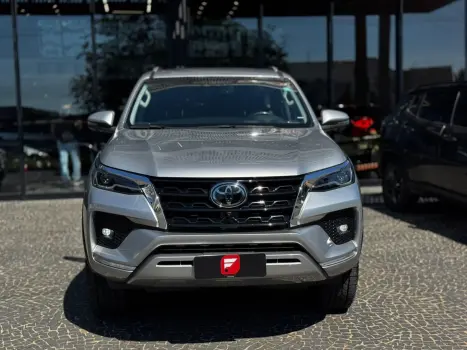 TOYOTA Hilux SW4 2.8 16V 4P GR-S 7 LUGARES 4X4 TURBO DIESEL AUTOM�TICO, Foto 2