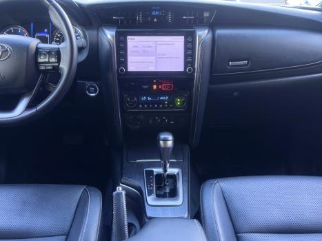 TOYOTA Hilux SW4 2.8 4P SRX 4X4 TURBO DIESEL AUTOM�TICO, Foto 17