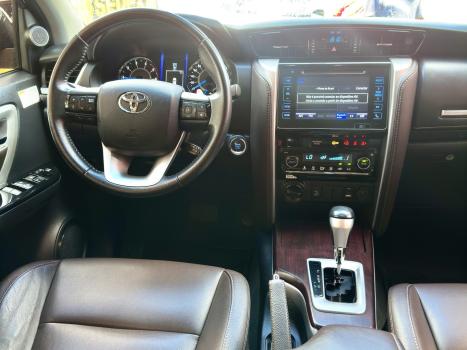 TOYOTA Hilux SW4 2.8 16V 4P GR-S 7 LUGARES 4X4 TURBO DIESEL AUTOM�TICO, Foto 15