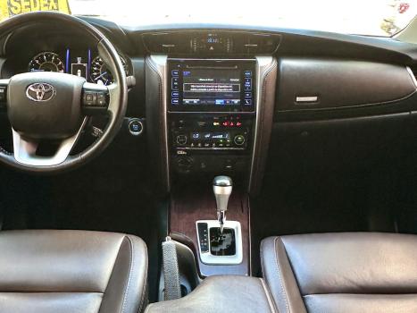 TOYOTA Hilux SW4 2.8 16V 4P GR-S 7 LUGARES 4X4 TURBO DIESEL AUTOM�TICO, Foto 16