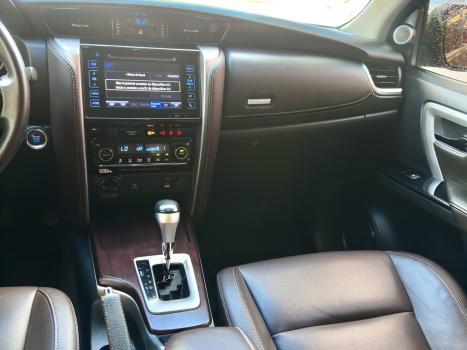 TOYOTA Hilux SW4 2.8 16V 4P GR-S 7 LUGARES 4X4 TURBO DIESEL AUTOM�TICO, Foto 17