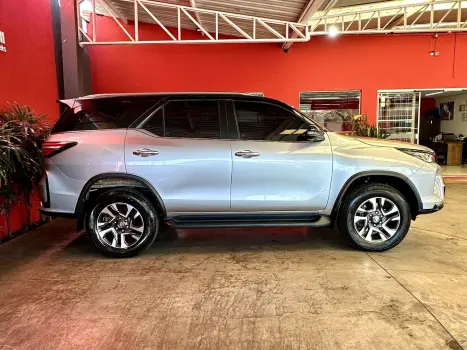 TOYOTA Hilux SW4 2.8 4P SRX 4X4 DIAMOND 7 LUGARES TURBO DIESEL AUTOM�TICO, Foto 8