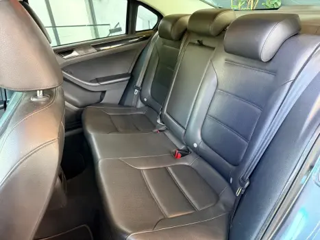 VOLKSWAGEN Jetta 1.4 4P 250 TSI TURBO COMFORTLINE AUTOM�TICO, Foto 19