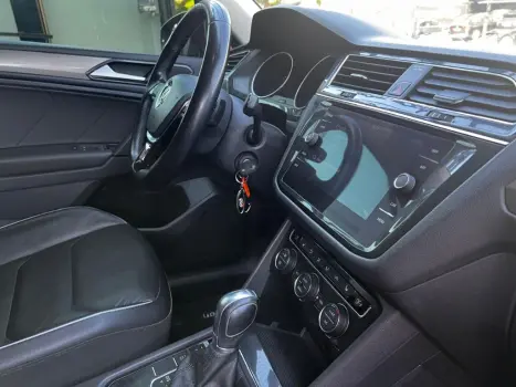 VOLKSWAGEN Tiguan 1.4 250 TSI TOTAL FLEX ALLSPACE COMFORTLINE TURBO AUTOM�TICO TIPTRONIC, Foto 13