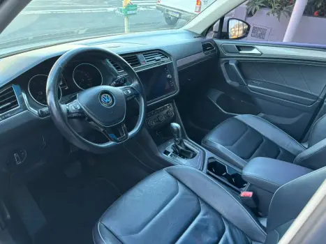 VOLKSWAGEN Tiguan 1.4 250 TSI TOTAL FLEX ALLSPACE COMFORTLINE TURBO AUTOM�TICO TIPTRONIC, Foto 10