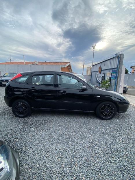 FORD Focus Hatch 1.8 16V 4P, Foto 4