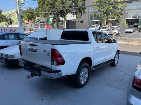 TOYOTA Hilux Caminhonete 2.7 16V 4P SRV FLEX CABINE DUPLA AUTOMTICO, Foto 4