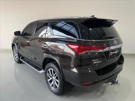 TOYOTA Hilux SW4 2.8 16V 4P SRX 4X4 7 LUGARES TURBO DIESEL AUTOMTICO, Foto 4