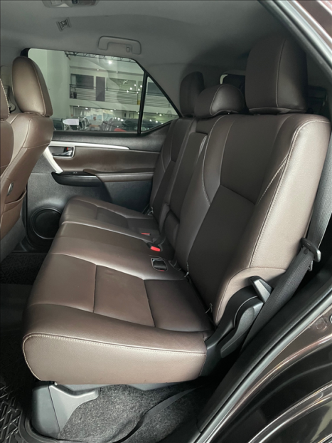 TOYOTA Hilux SW4 2.8 16V 4P SRX 4X4 7 LUGARES TURBO DIESEL AUTOMTICO, Foto 8