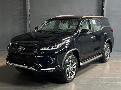 TOYOTA Hilux SW4 2.8 4P SRX 4X4 DIAMOND 7 LUGARES TURBO DIESEL AUTOMTICO, Foto 3