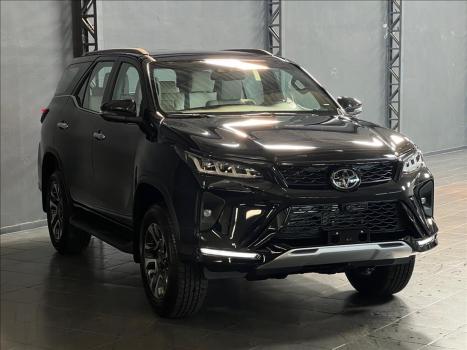 TOYOTA Hilux SW4 2.8 4P SRX 4X4 DIAMOND 7 LUGARES TURBO DIESEL AUTOMTICO, Foto 4