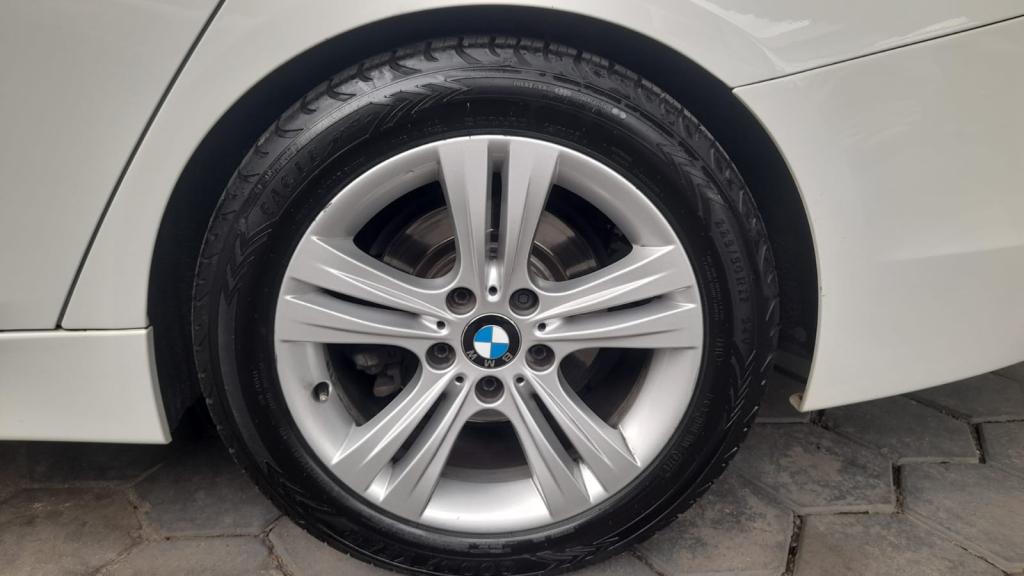 BMW 320I - Foto