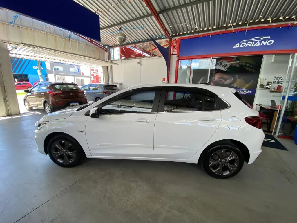 CHEVROLET Onix Hatch - Foto
