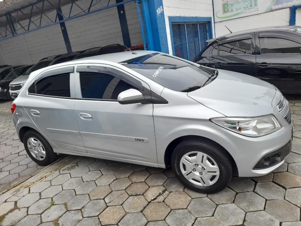 CHEVROLET Onix Hatch - Foto