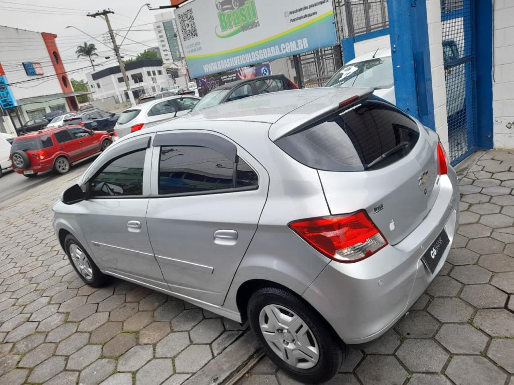 CHEVROLET Onix Hatch - Foto