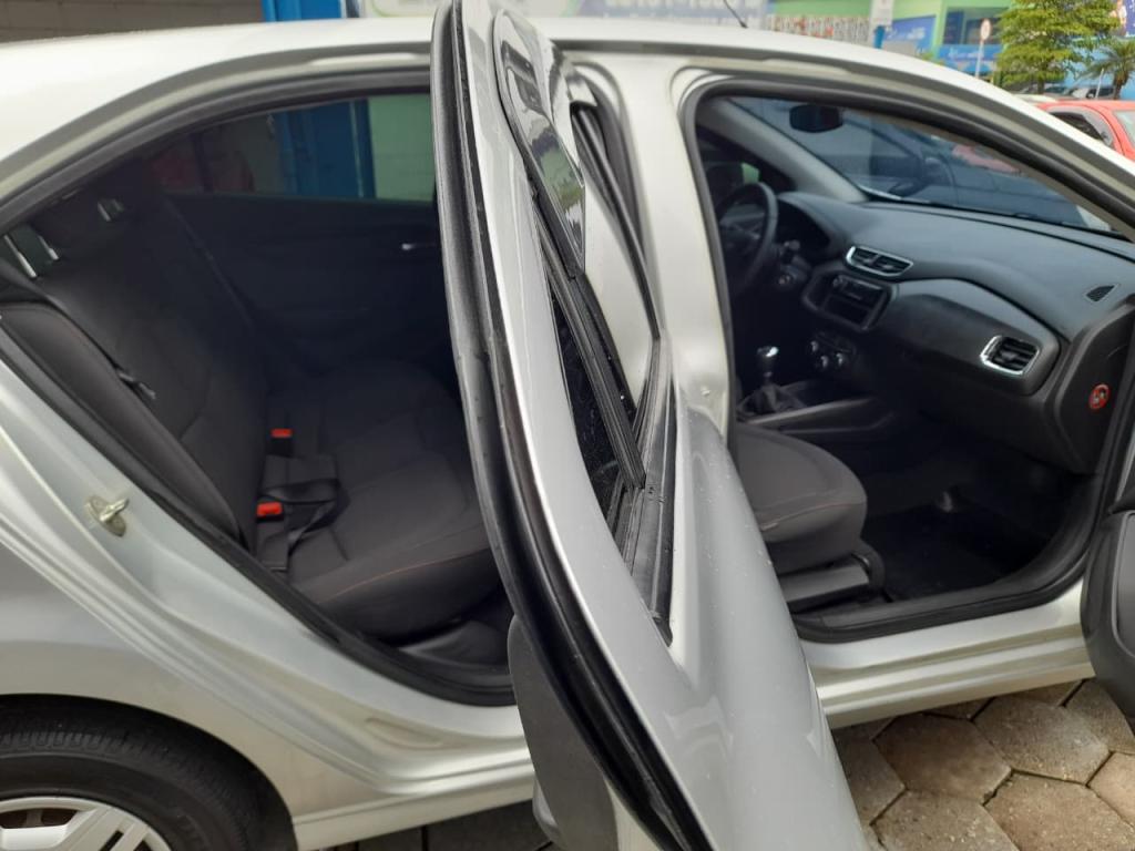 CHEVROLET Onix Hatch - Foto