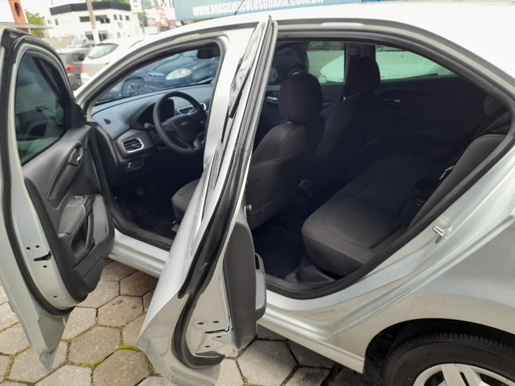 CHEVROLET Onix Hatch - Foto