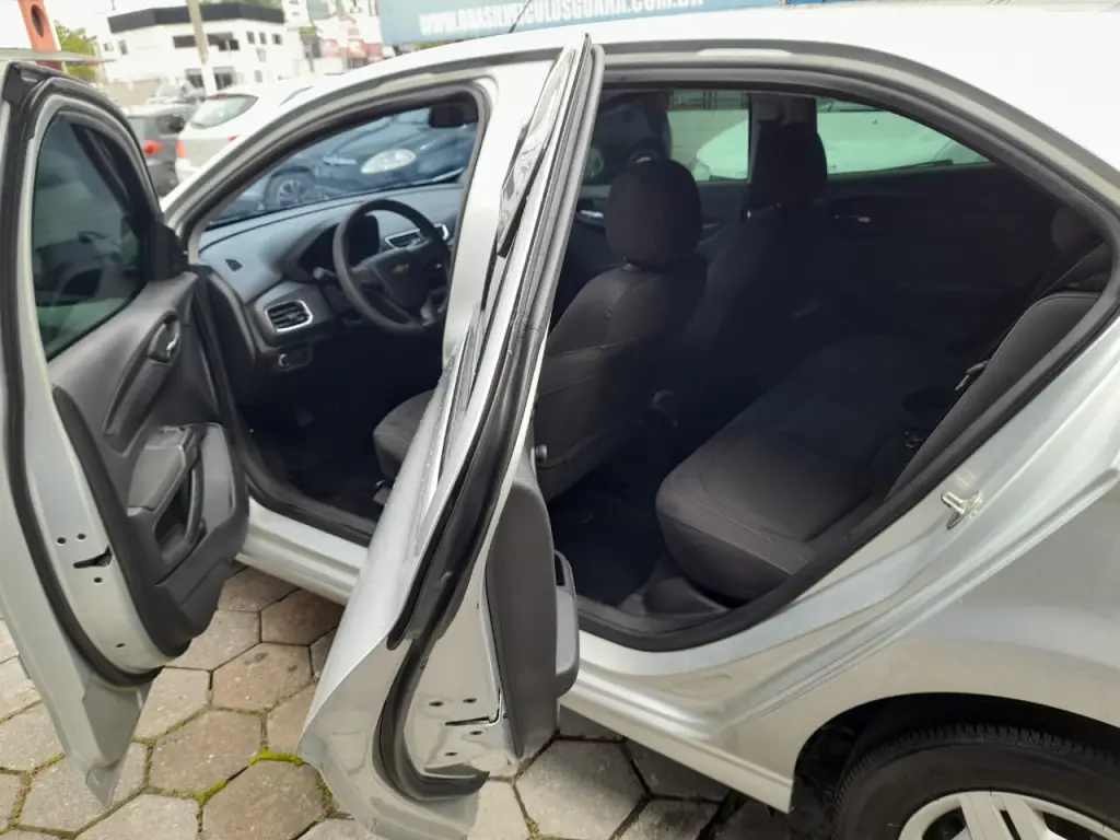 CHEVROLET Onix Hatch - Foto