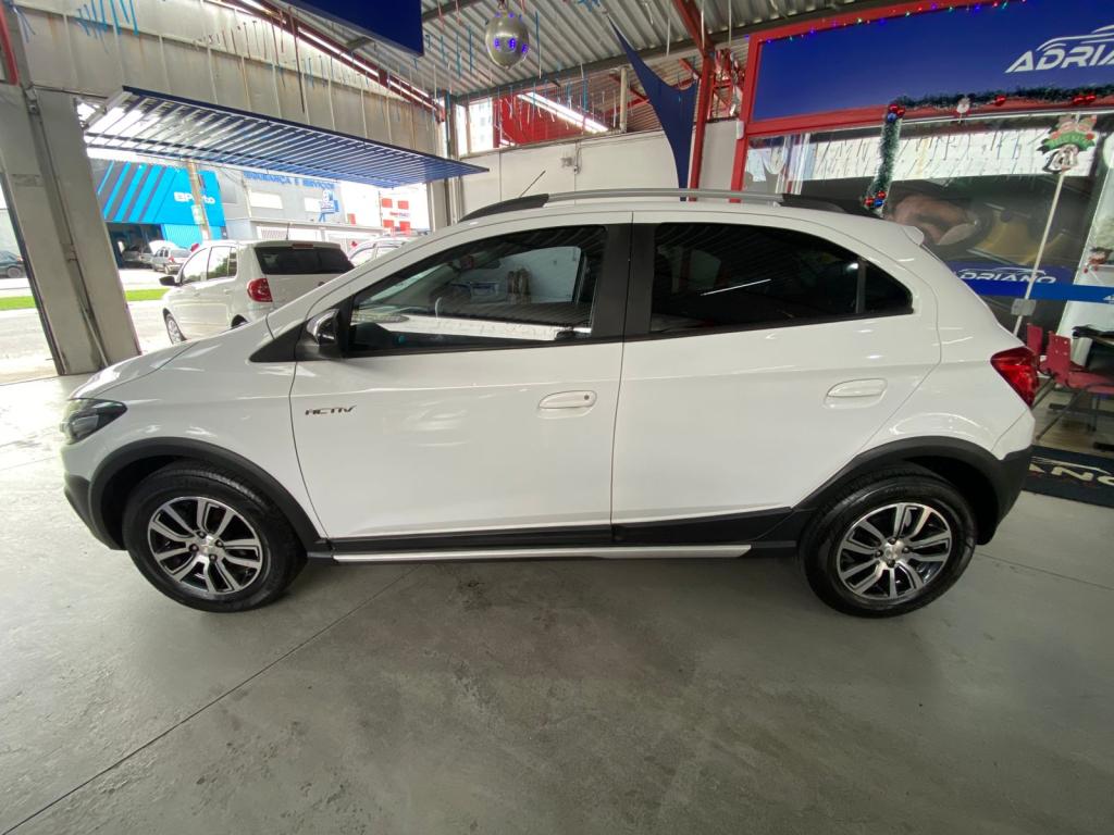 CHEVROLET Onix Hatch - Foto