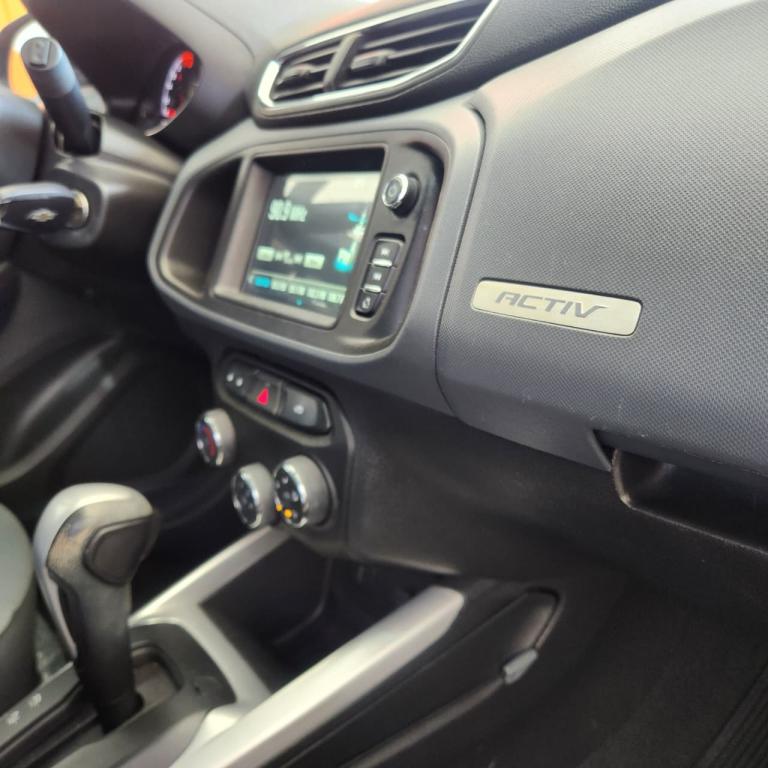 CHEVROLET Onix Hatch - Foto