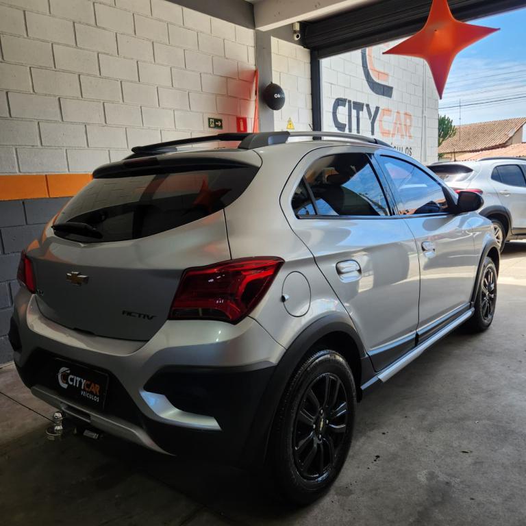 CHEVROLET Onix Hatch - Foto