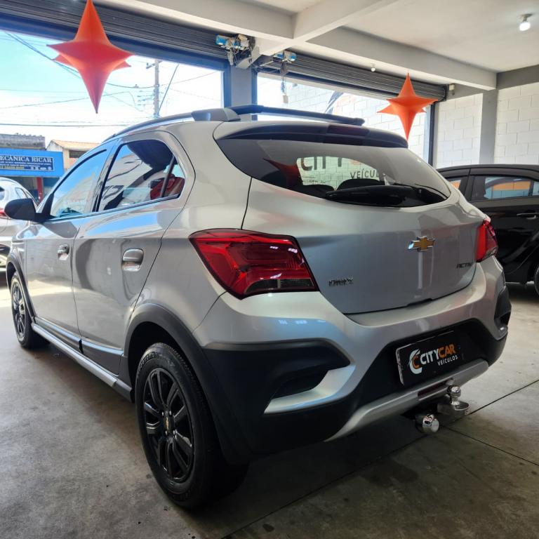 CHEVROLET Onix Hatch - Foto