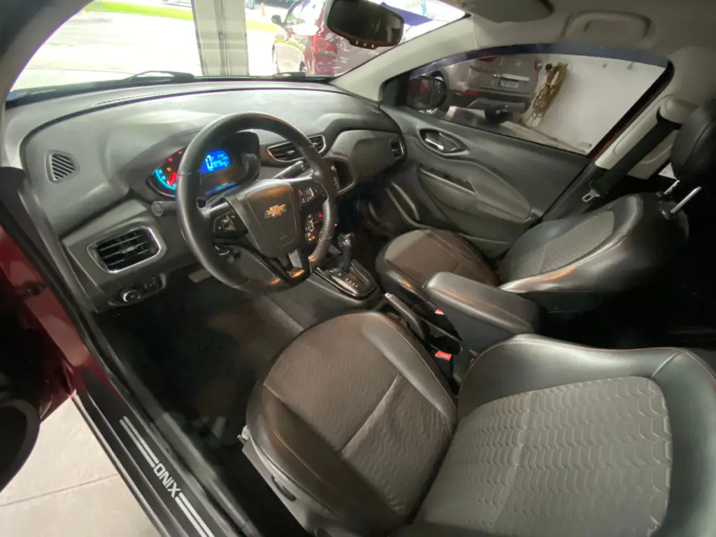 CHEVROLET Onix Hatch - Foto