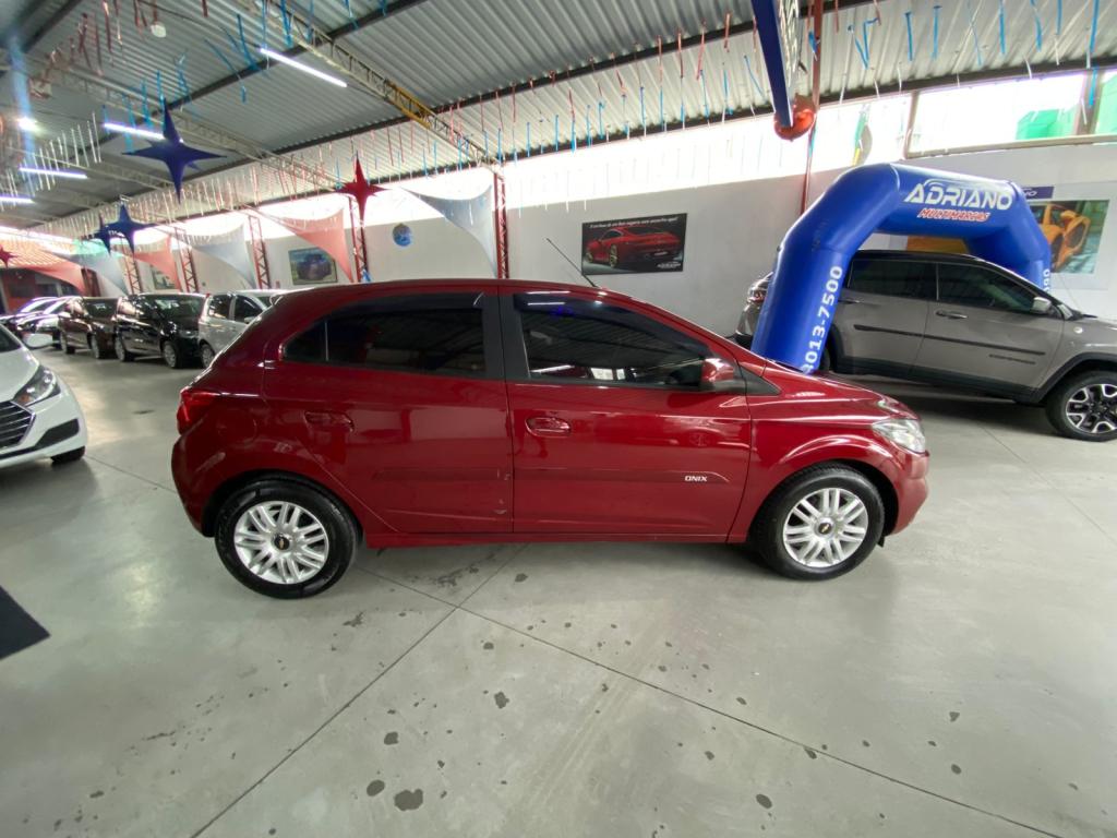 CHEVROLET Onix Hatch - Foto