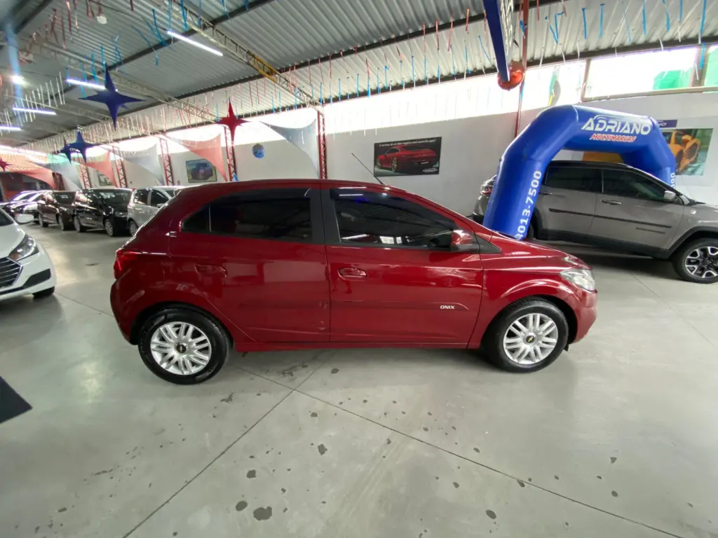 CHEVROLET Onix Hatch - Foto