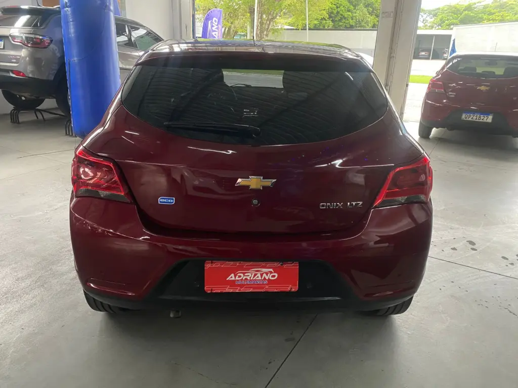 CHEVROLET Onix Hatch - Foto