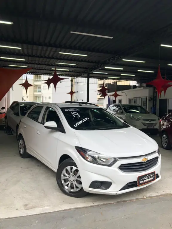 CHEVROLET Onix Hatch - Foto