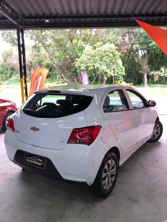 CHEVROLET Onix Hatch - Foto