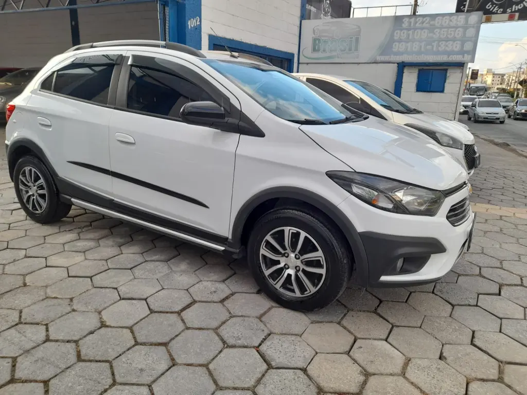 CHEVROLET Onix Hatch - Foto