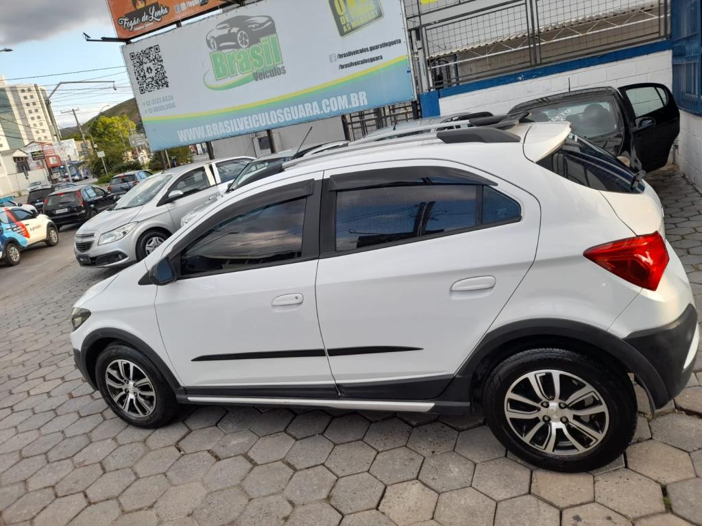 CHEVROLET Onix Hatch - Foto