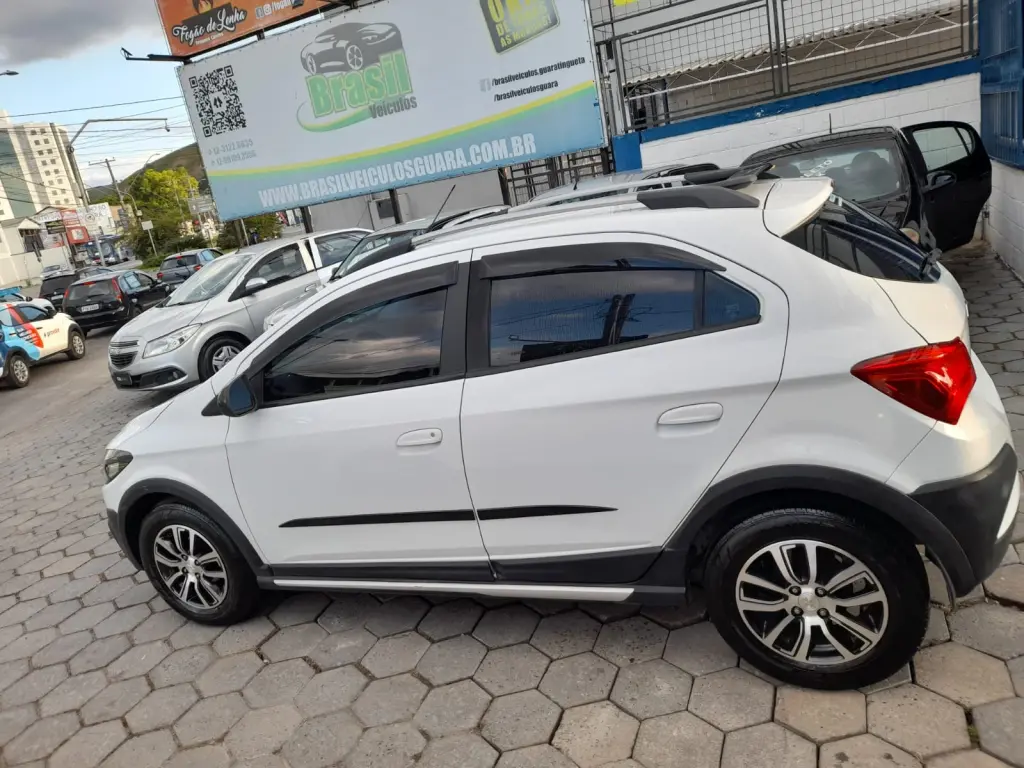 CHEVROLET Onix Hatch - Foto