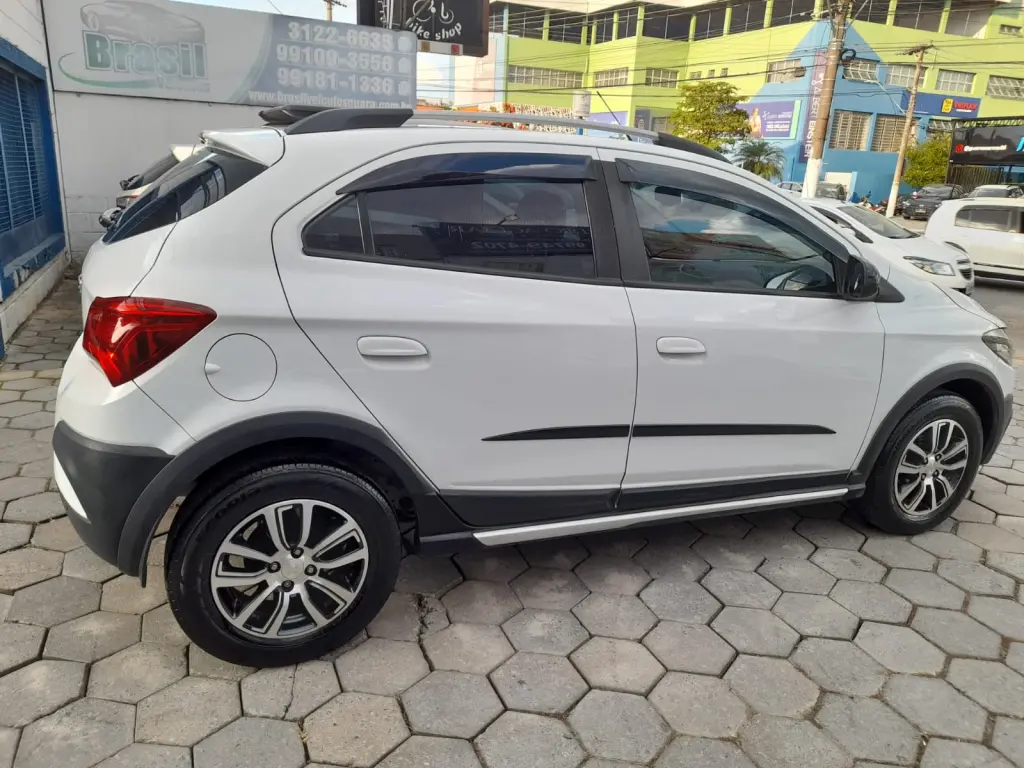 CHEVROLET Onix Hatch - Foto