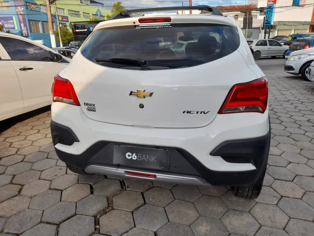 CHEVROLET Onix Hatch - Foto