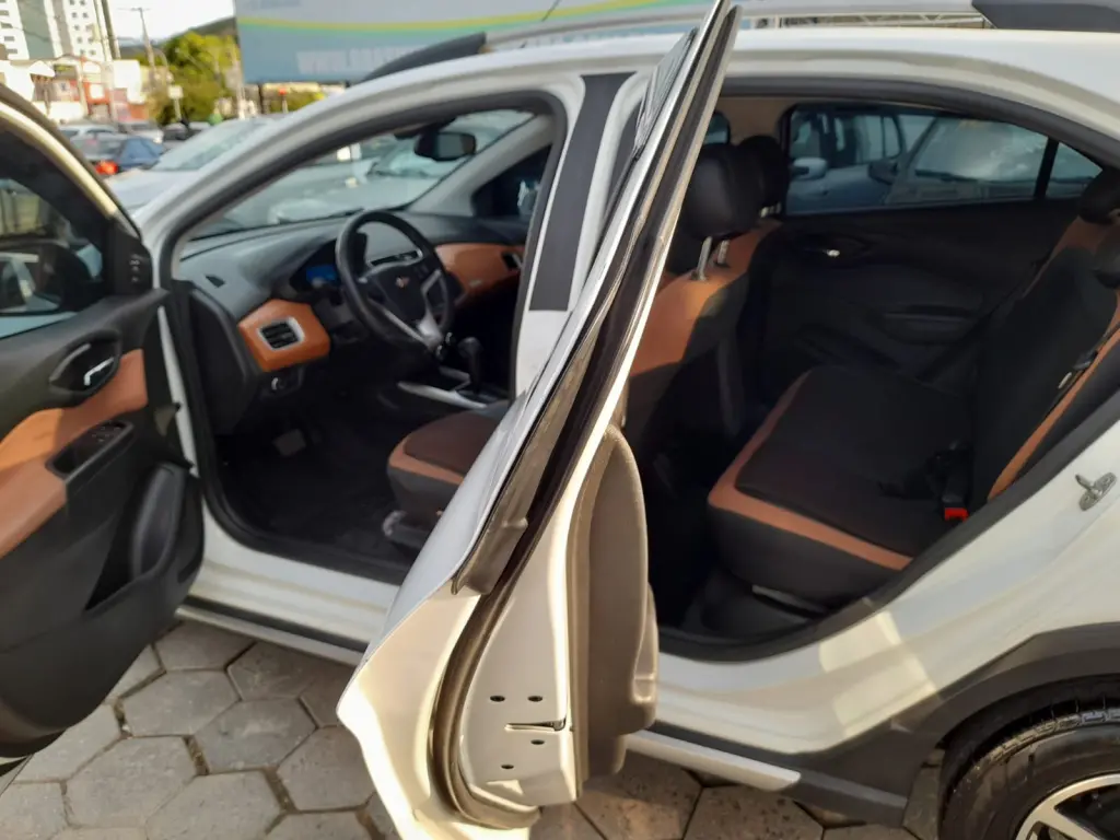 CHEVROLET Onix Hatch - Foto