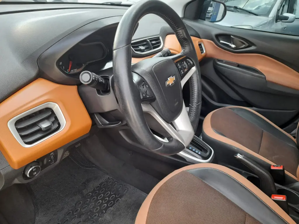 CHEVROLET Onix Hatch - Foto