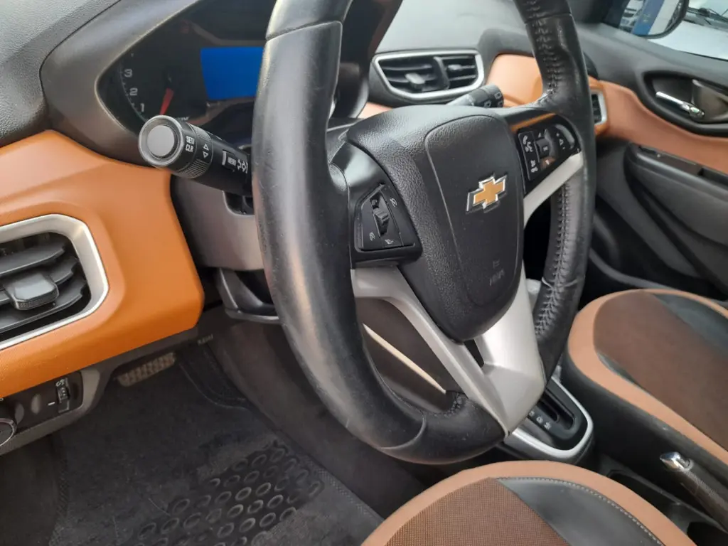 CHEVROLET Onix Hatch - Foto