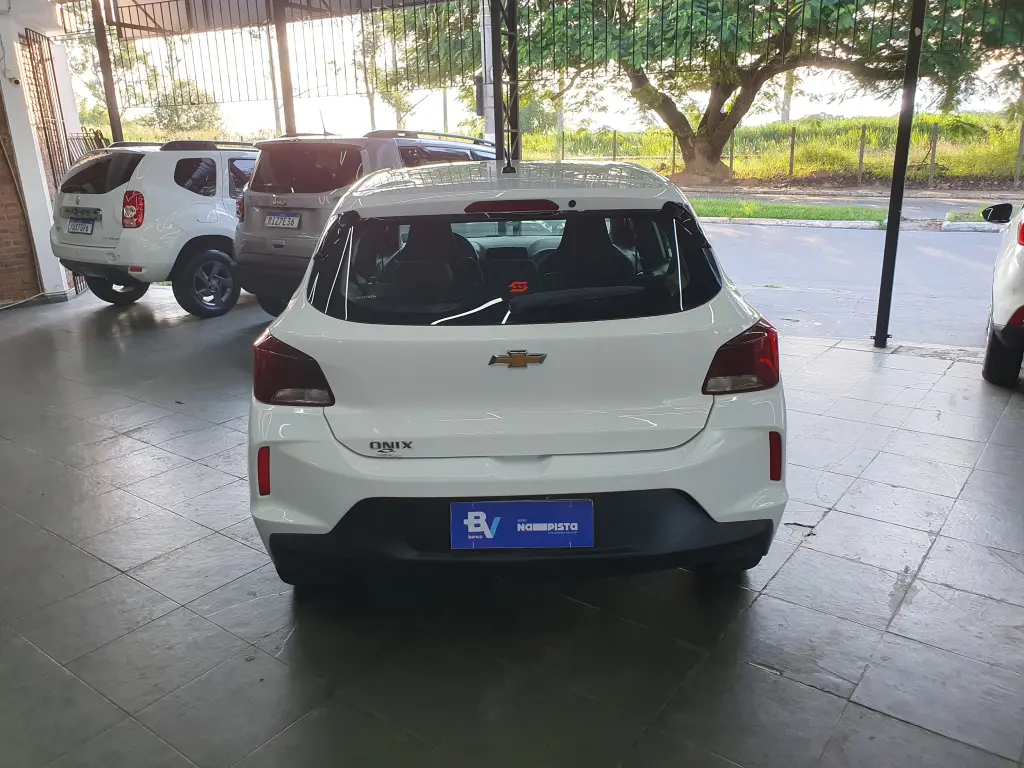 CHEVROLET Onix Hatch - Foto