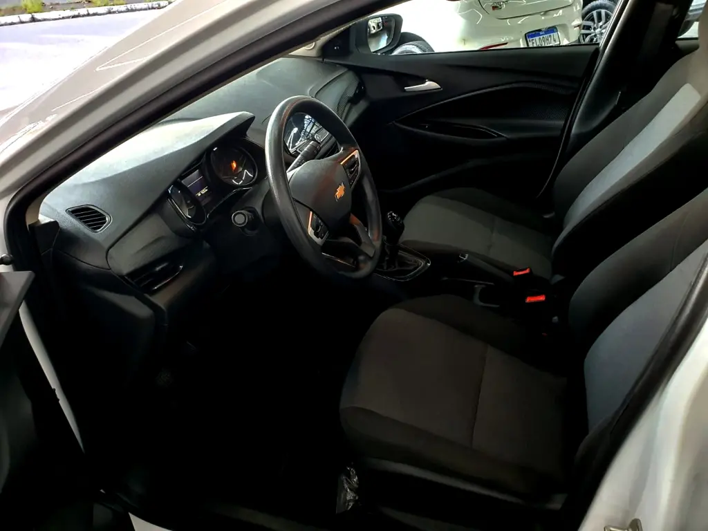 CHEVROLET Onix Hatch - Foto