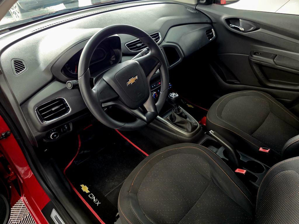CHEVROLET Onix Hatch - Foto