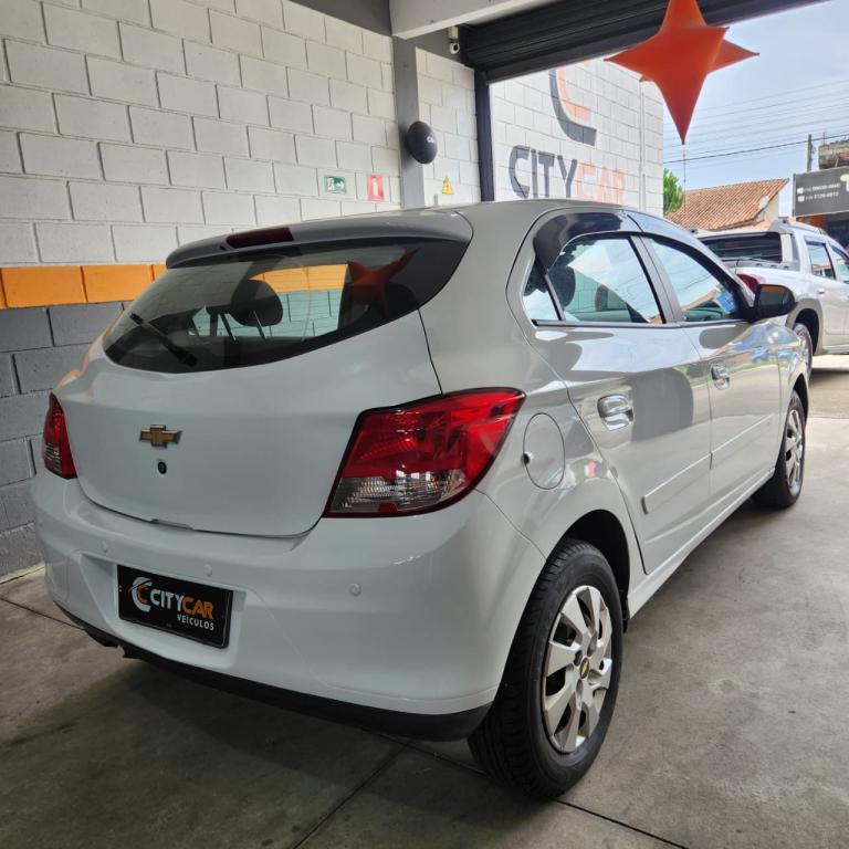 CHEVROLET Onix Hatch - Foto