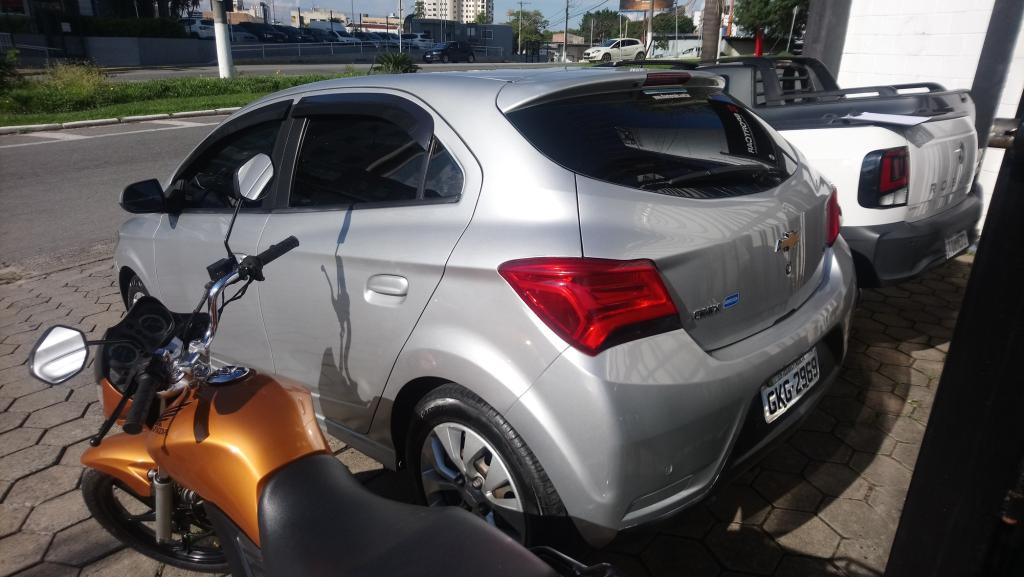 CHEVROLET Onix Hatch - Foto