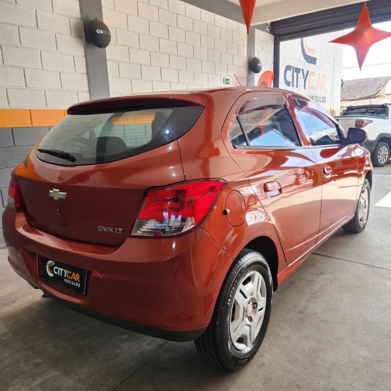 CHEVROLET Onix Hatch - Foto
