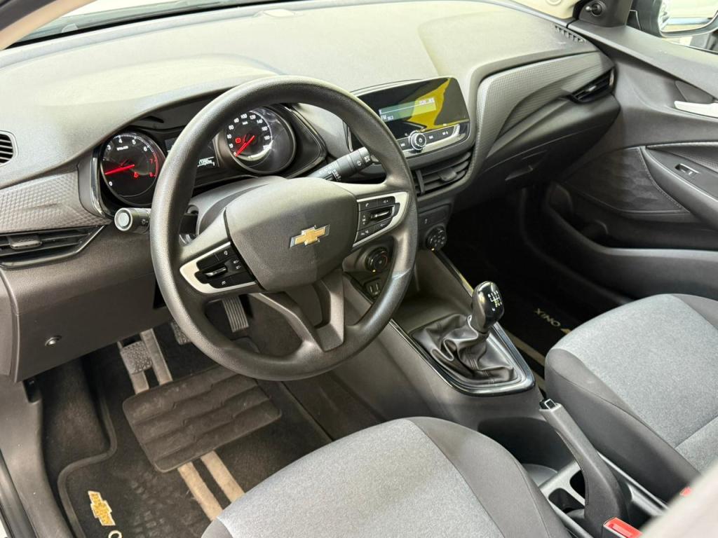 CHEVROLET Onix Hatch - Foto