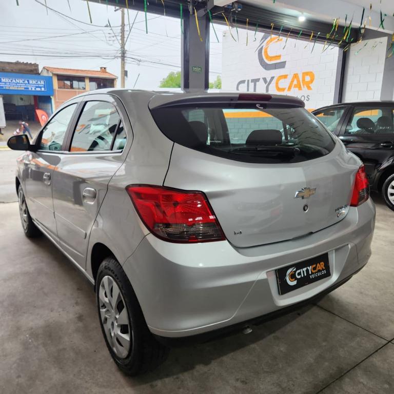 CHEVROLET Onix Hatch - Foto