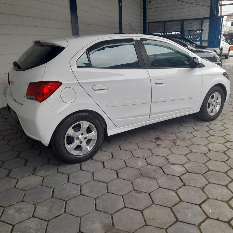 CHEVROLET Onix Hatch - Foto