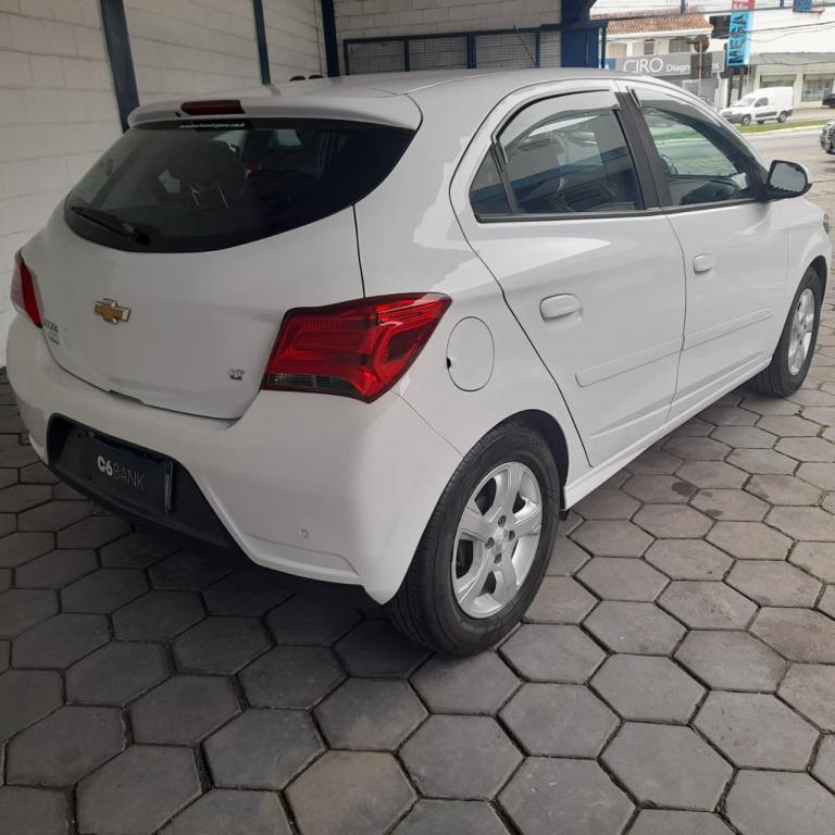 CHEVROLET Onix Hatch - Foto